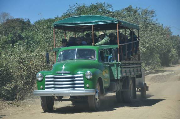 Excursão de turistas na rodovia Transpantaneira, entre Poconé e Porto Jofre, no Mato Grosso